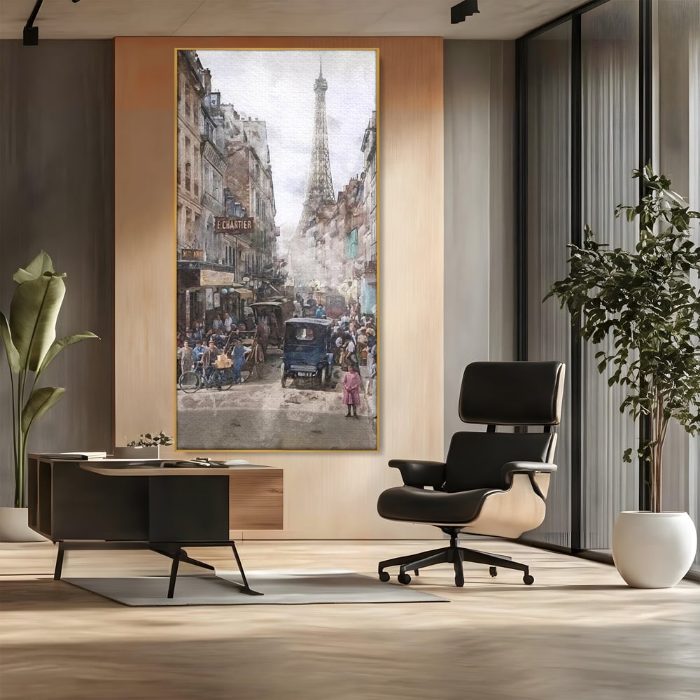 Tablou canvas cu pictura stradala cu turnul eiffel, in rama de aluminiu auriu, pe perete intr-un birou